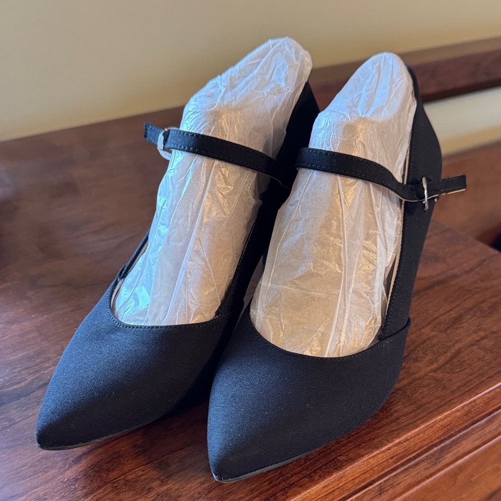 Life Stride Black Fabric Pointed-Toe Mary Jane Pumps in like new condition